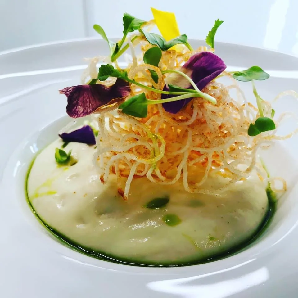 Entrée gastronomique dressée par un chef à domicile à Val-Couesnon
