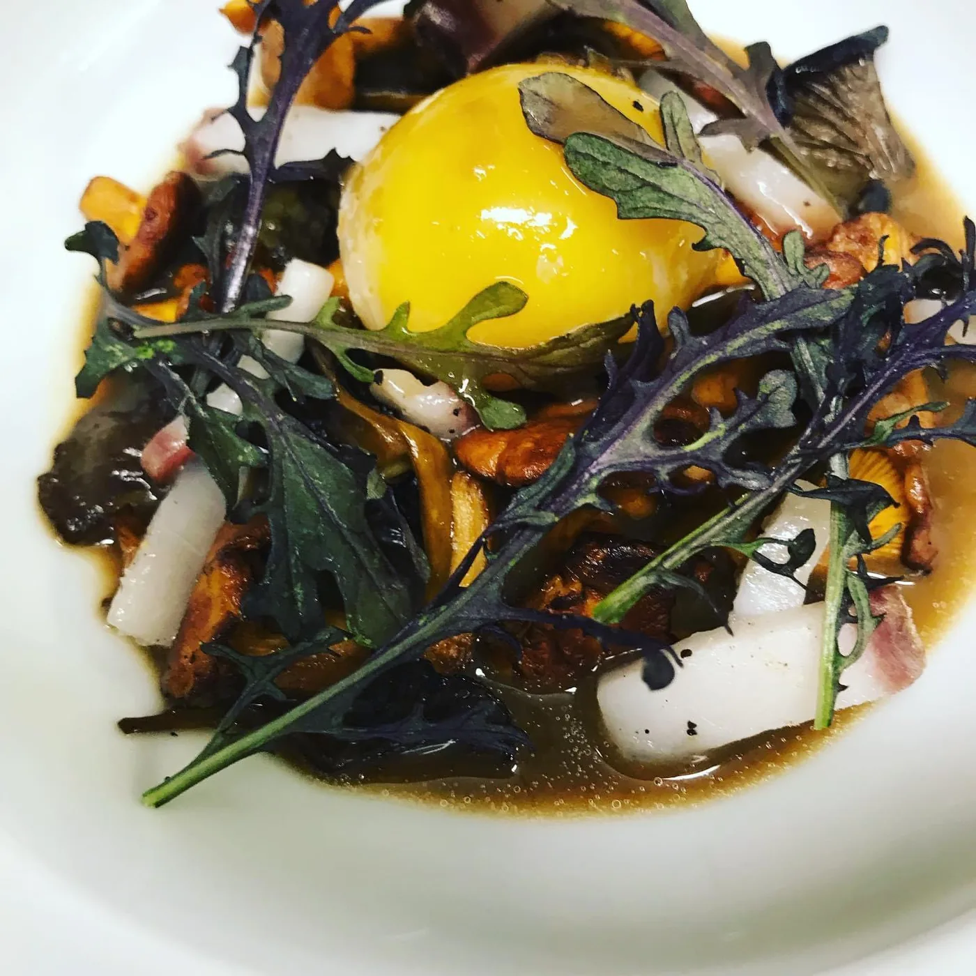 Œuf parfait et champignons, plat d'un chef à domicile en Bretagne